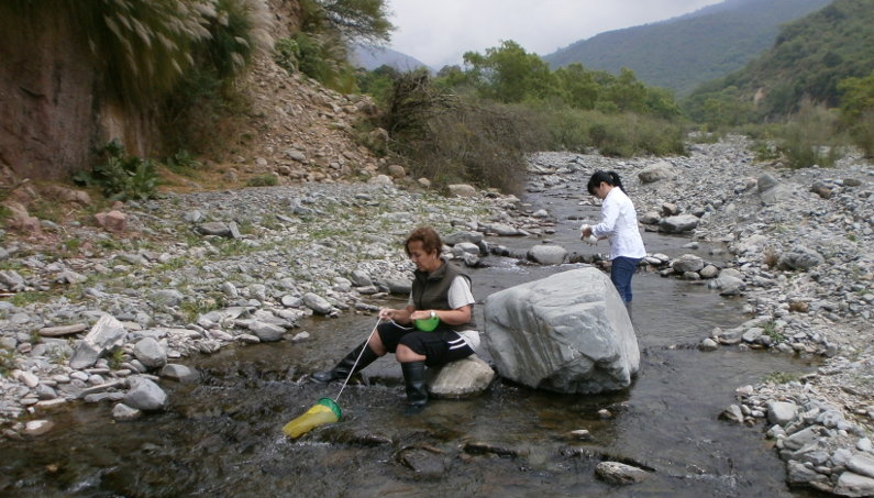 Ficólogas recolectando muestras de agua para análisis fisicoquímicos y de algas. Lugar: Río Chorrillos (Dpto. Burruyacu).