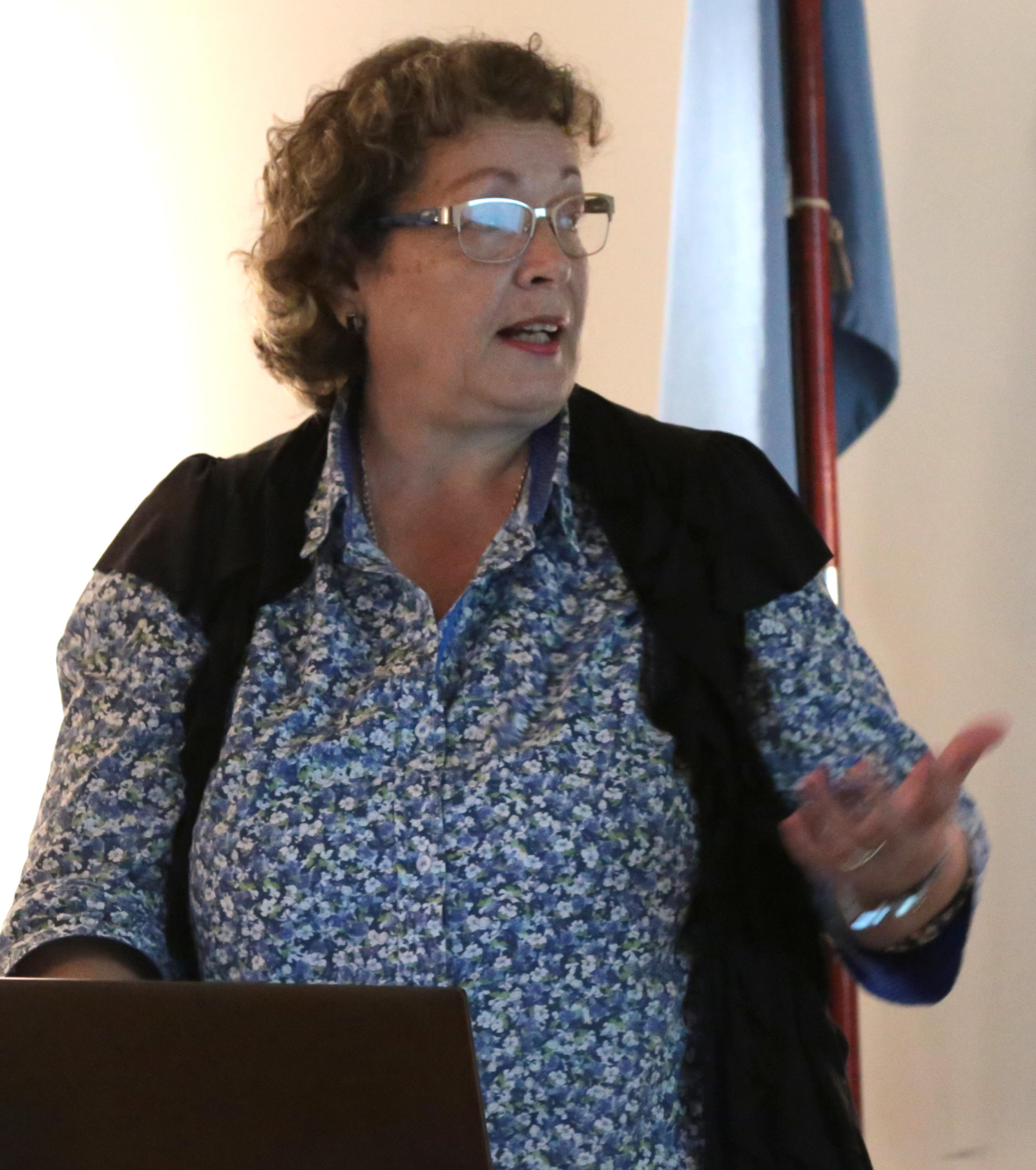 Dra. Graciela Ponessa, de Botánica, expone sobre: "Instituto de  Morfología Vegetal, Proyecto de Investigación y áreas de incumbencia".  (Foto: Mauricio Suárez) 