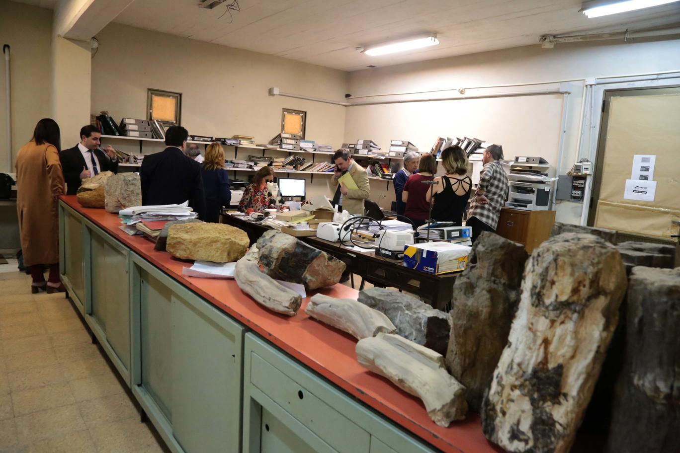 Integrantes de la Comisión provincial de Patrimonio Cultural (Ente Cultural de la provincia) visitaron la FML y recorrieron sus colecciones paleontológicas (Foto: FML,  Mauricio Suárez)
