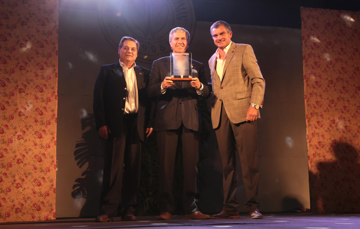 José Frías Silva, presidente CAV FML (al centro) recibe el Gran Premio Sociedad Rural 2018 de manos del presidente de la Soc. Rural de Tucumán, Sebastián Murga (derecha), y el vicepresidente Juan Paz Posse (izquierda)