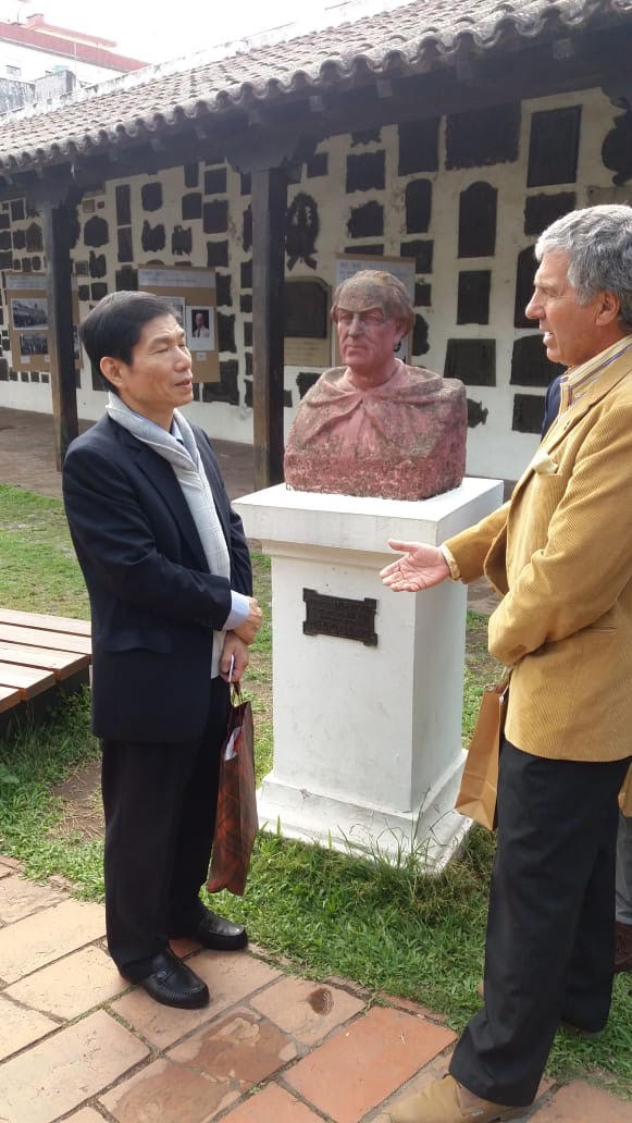 Yoshikazu Furukawa, cónsul de la embajada de Japón, junto al presidente de la FML, José Frías Silva, en la Casa Histórica (2018, FML; R. Carranza)