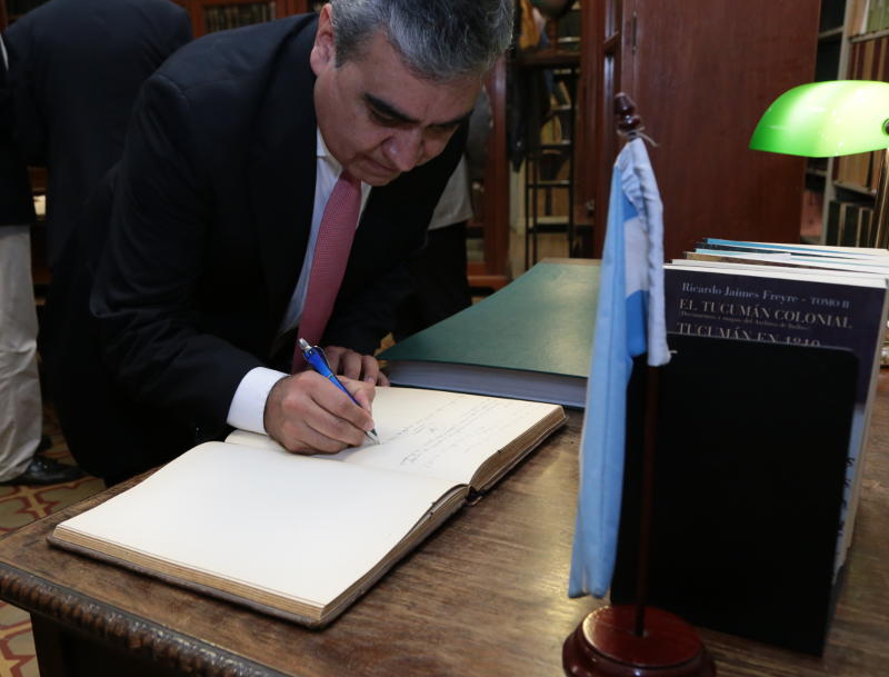 El intendente capitalino, Germán Alfaro, recorrió la Biblioteca, los Museos, el Jardín Botánico y la Colección Shipton de la FML.