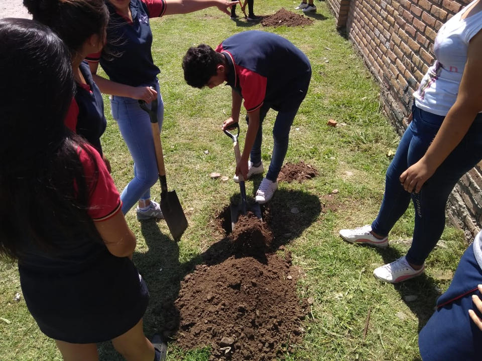 La FML se sumó al Programa Socioeducativo del Ministerio de Educación e inició la plantación de los primeros 12 árboles en la Escuela de Comercio de la Banda del Río Salí. 