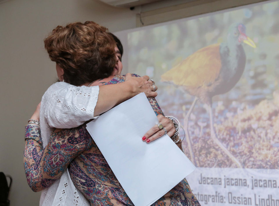 El abrazo entre las autoras por la labor realizada.