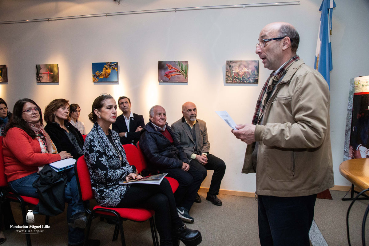 Dr. Juan Carlos Díaz Ricci (vocal Comisión Asesora FML), presenta al Dr. Julio Saguir en el microcine de la institución.