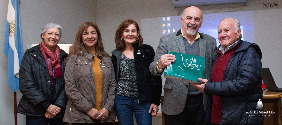 El Dr. Julio Saguir junto a las investigadoras lilloanas Pamela Díaz Saravia, Eva Bulacio y Geraldine Ramallo y al vicepresidente de la FML, Julio Paz. 