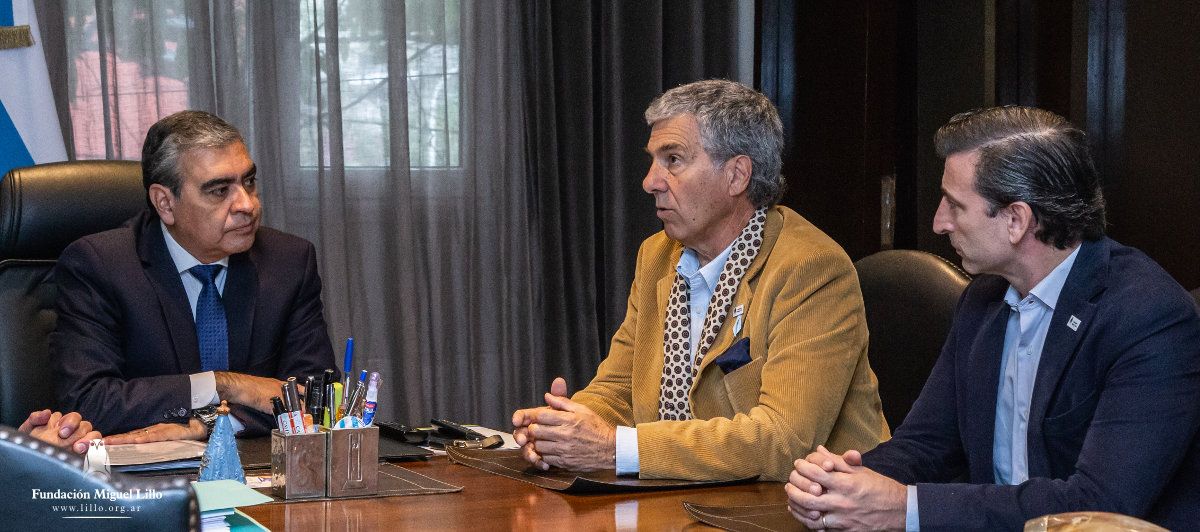 El intendente Germán Alfaro junto al presidente de la FML, José Frías Silva, y al director ejecutivo, Pablo Holgado, durante la firma del convenio de cooperación entre el Municipio y la Fundación.