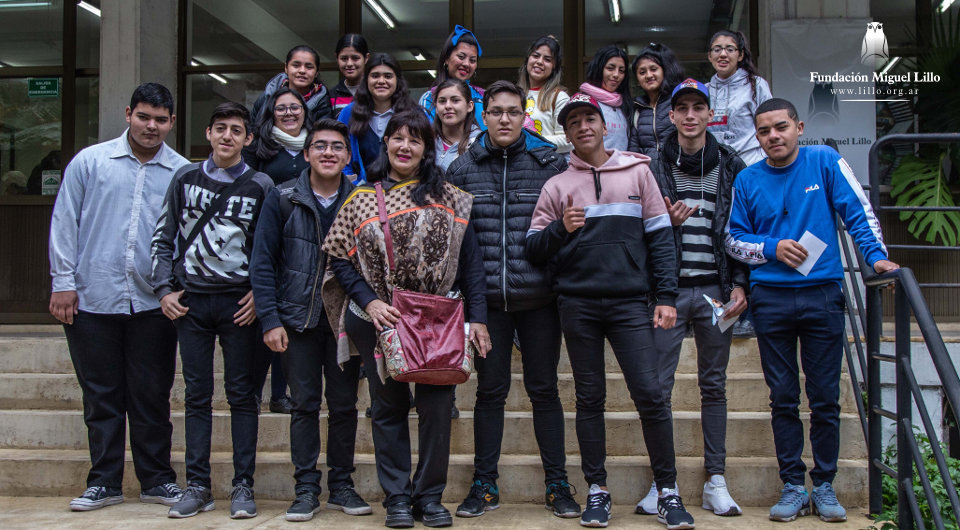 Uno de los grupos de estudiantes que visitó la Muestra Colecciones FML 2019. 