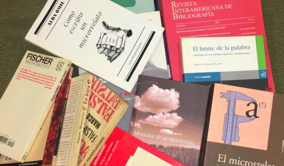 Biblioteca con microrrelato Centro Cultural Rougés