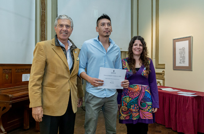 El presidente de la CAV de la FML, José Frías Silva, y la directora del Centro Cult. Rougés, Pilar Ríos, hicieron entrega de los premios del concurso de fotografías por los110 años de la Casa Cainzo.