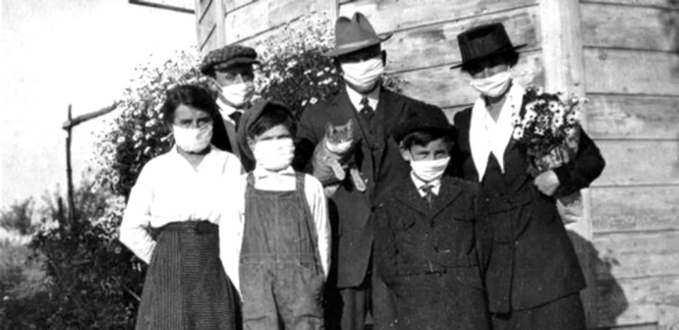 Familia y su gato con cubrebocas en 1918 (CC)