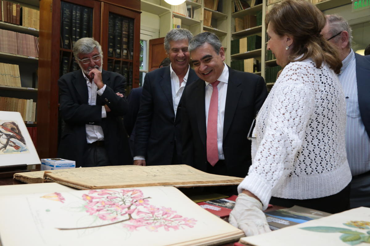 El intendente capitalino, Germán Alfaro, recorrió la Biblioteca, los Museos, el Jardín Botánico y la Colección Shipton de la FML. De izq. a derecha: Luis Lobo Chaklian (subsecretario de Planificación Urbana municipal), José Frías Silva (presidente FML), el intendente Germán Alfaro y M. Angela Prieto (directora Biblioteca FML)