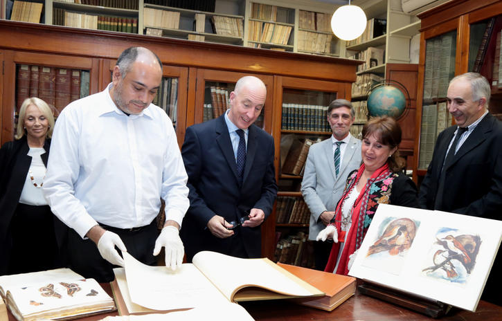 Mark Kent observando la Colección Humboldt de Fundación Miguel Lillo.