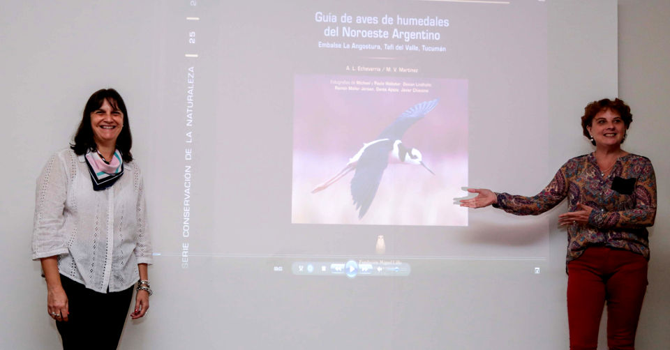 Dra. Ada Lilian Echevarría y Lic. María Valeria Martínez (Inst. de Vertebrados FML). Presentación de la "Guía de aves de humedales del NOA: embalse La Angostura, Tafí del Valle, Tucumán". 