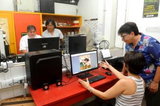 DEDICACIÓN. Editores e investigadores trabajan en los fascículos antes de “subirlos”.