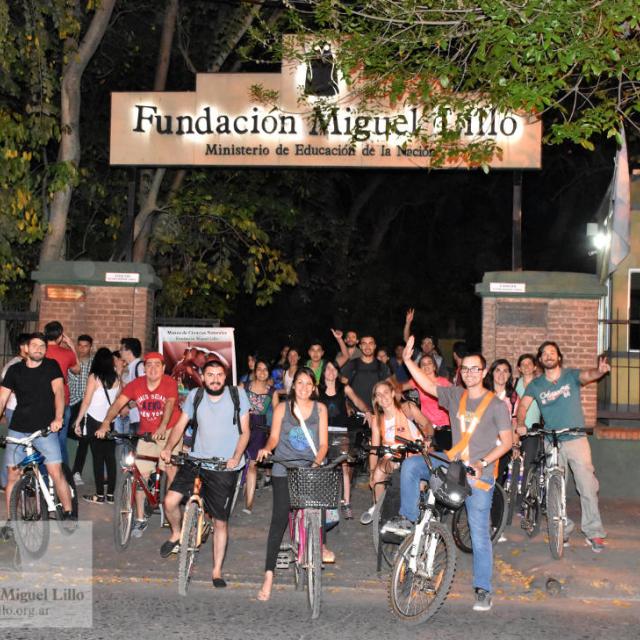 Noche de los Museos 2017. Ciclistas en la entrada de Fundación Miguel Lillo.