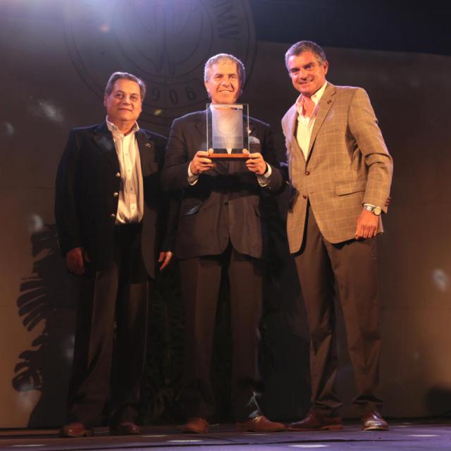 José Frías Silva, presidente CAV FML (al centro) recibe el Gran Premio Sociedad Rural 2018 de manos del presidente de la Soc. Rural de Tucumán, Sebastián Murga (derecha), y el vicepresidente Juan Paz Posse (izquierda)