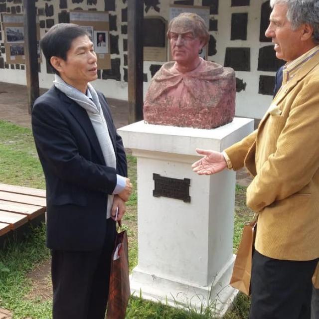 Yoshikazu Furukawa, cónsul de la embajada de Japón, junto al presidente de la FML, José Frías Silva, en la Casa Histórica (2018, FML; R. Carranza)