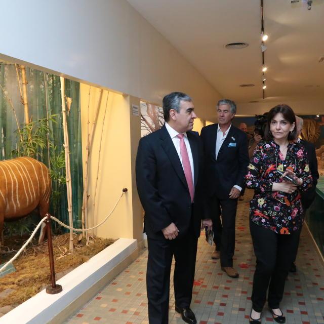 El intendente capitalino, Germán Alfaro, recorrió la Biblioteca, los Museos, el Jardín Botánico y la Colección Shipton de la FML.