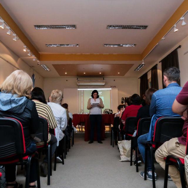 Elisa Fanjul (Inst. de Vertebrados FML) presentó a las autoras del libro en el Microcine de la Fundación.