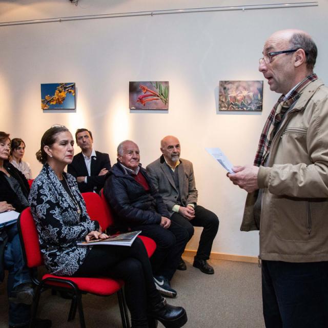 Dr. Juan Carlos Díaz Ricci (vocal Comisión Asesora FML), presenta al Dr. Julio Saguir en el microcine de la institución.