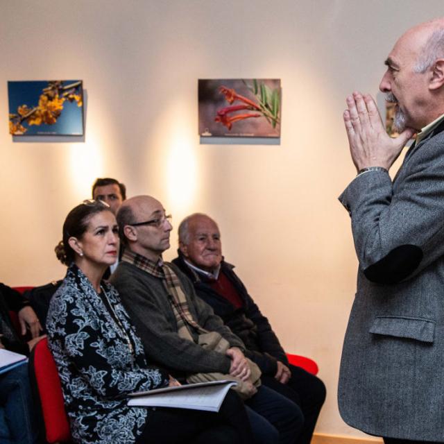 El Dr. Julio Saguir, Secretario de Gestión Pública y Planeamiento de la provincia, realizó la ponencia en el microcine de la Fundación Miguel Lillo