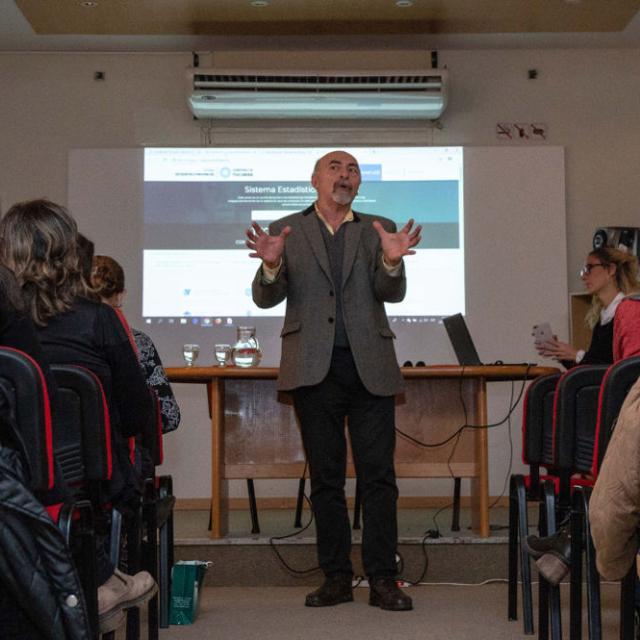 El Dr. Julio Saguir, Secretario de Gestión Pública y Planeamiento de la provincia, realizó la ponencia en el microcine de la Fundación Miguel Lillo