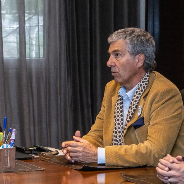 El intendente Germán Alfaro junto al presidente de la FML, José Frías Silva, y al director ejecutivo, Pablo Holgado, durante la firma del convenio de cooperación entre el Municipio y la Fundación.