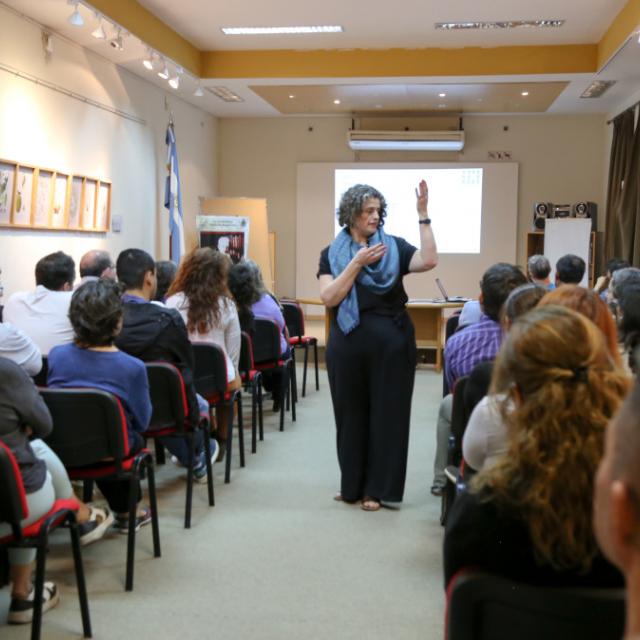 La Dra. Anabela Plos durante la capacitación "Gestión digital de las Colecciones Biológicas"